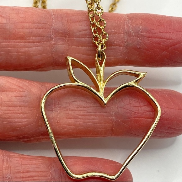 SARAH COV Vintage Goldtone Big Apple Necklace - Picture 2 of 9